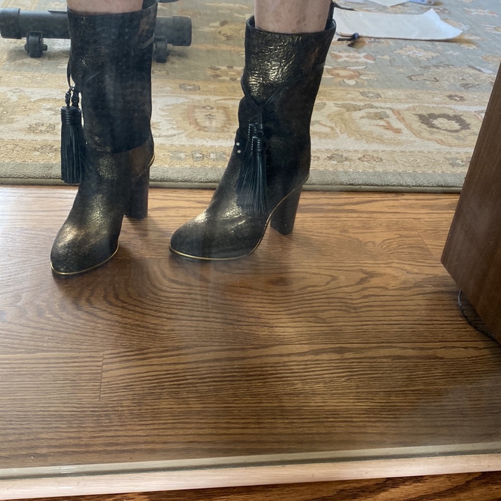 Lanvin Boots new never worn . Gold shimmer, black tassels. - Picture 13 of 14
